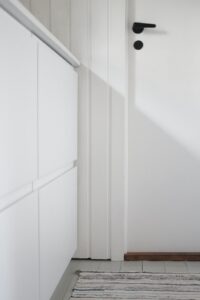 Weiße Tür in einer Wohnung