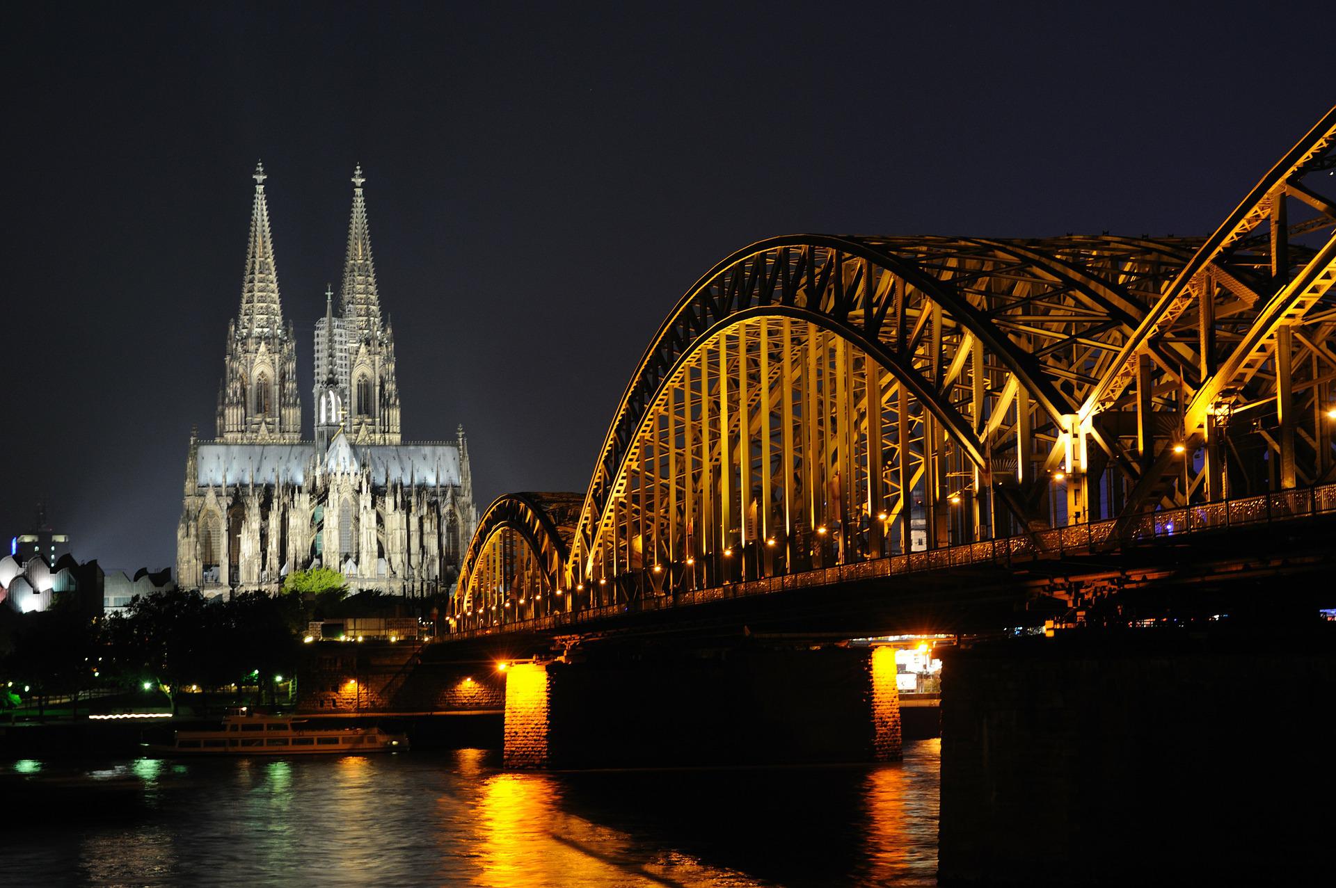 Köln bei Nacht, mit Hohenzollernbrücke und Kölner Dom