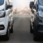Zwei Ford Custom Transit Vans in Weiß und Schwarz parken gegenüberliegend, bereit, die Herausforderungen des urbanen Transports anzunehmen.