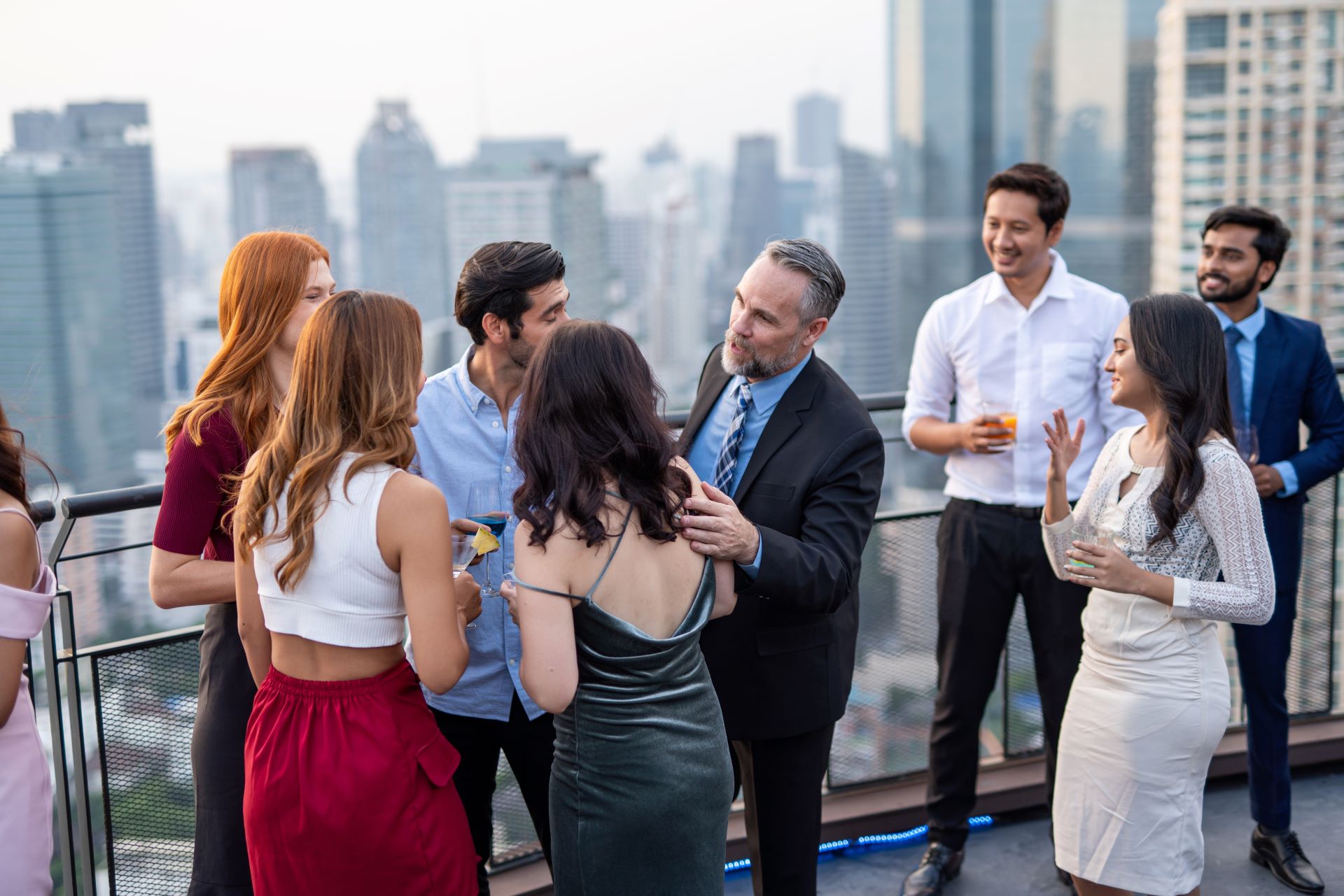 Foto einer Gruppe von Geschäftsleuten, die auf einer Dachterrasse Wein und Champagner trinken, um den erfolgreichen Abschluss eines neuen Geschäfts zu feiern und das Jahresziel zu erreichen 