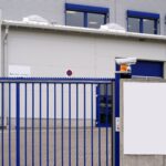 Eingangsbereich mit Kamera | Personenleitsystem