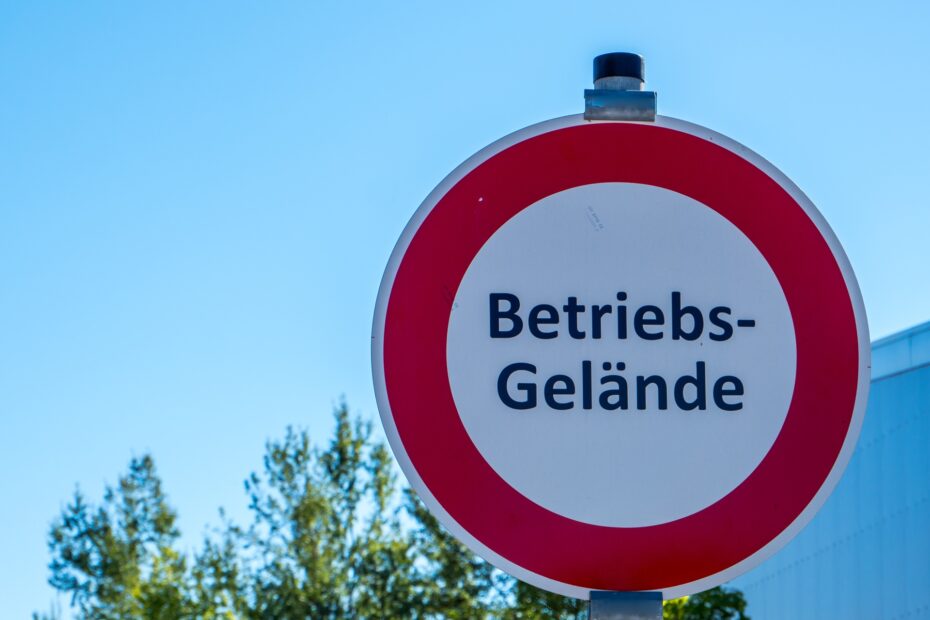 Warnschild am Zugang zum Betriebsgelände | Bodenmarkierung