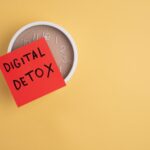 Zettel mit Digital Detox auf Uhr | Wellnesshotel