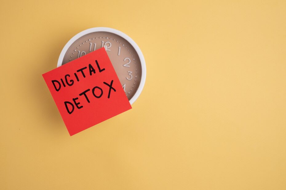 Zettel mit Digital Detox auf Uhr | Wellnesshotel