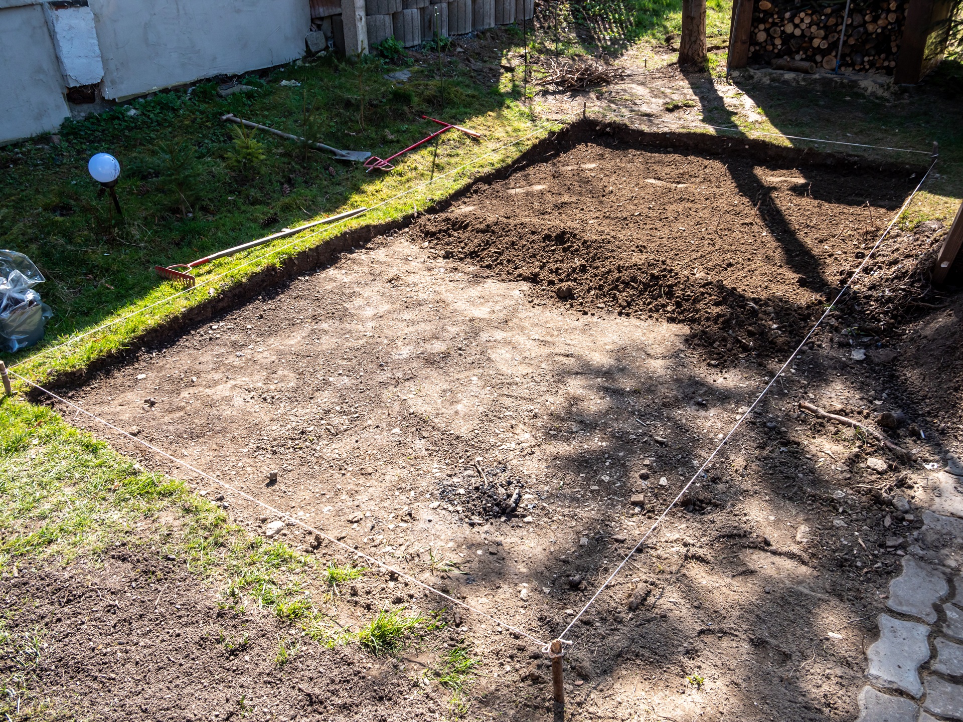 Ausgehobener Bereich für neue Außenanlage | Pools