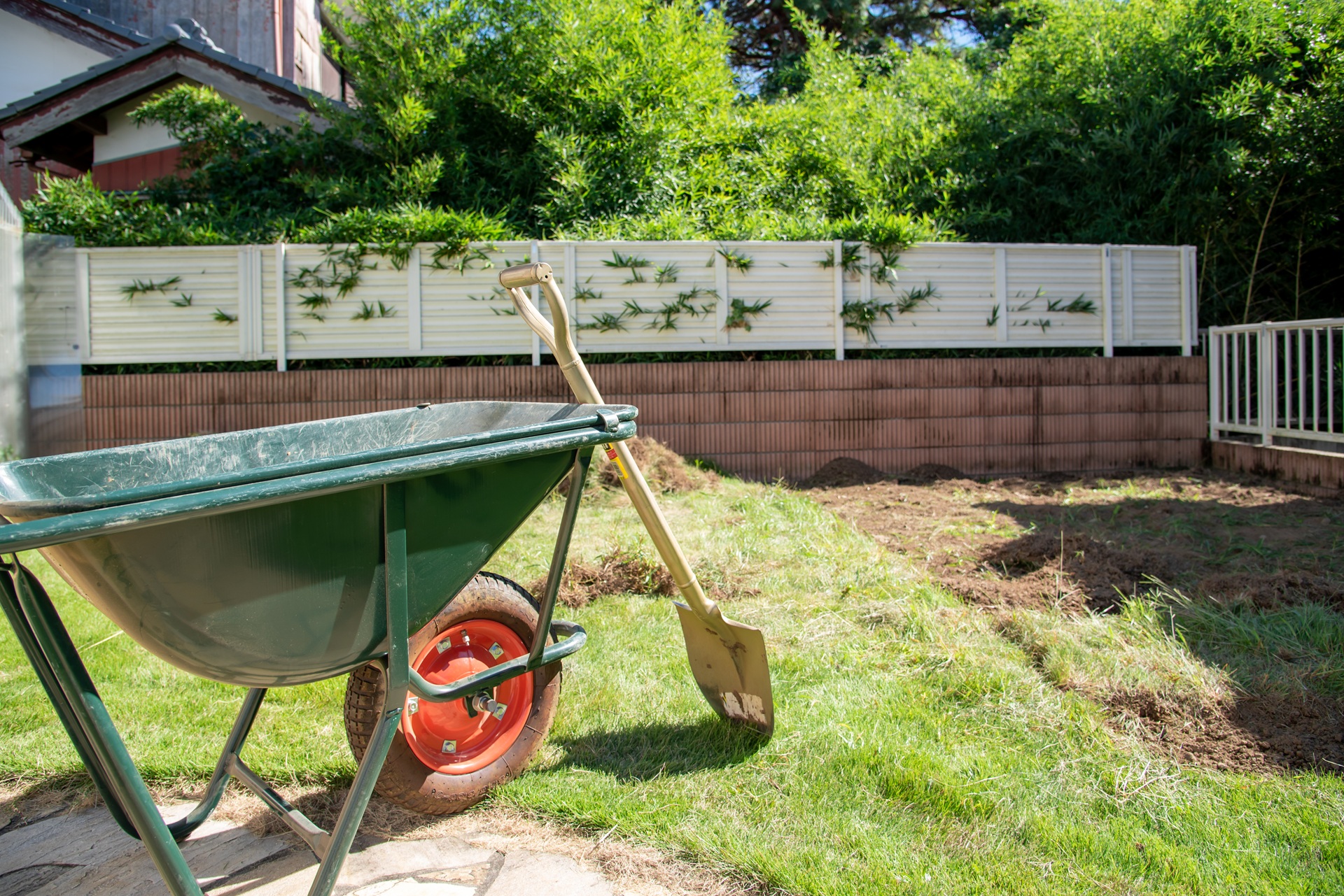 Gartenumgestaltung mit Schubkarre und Spaten | Pools