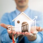 Hände halten Haus und steigende Charts | Pools