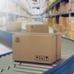 Karton bewegt sich auf Förderband im Lager | Kartonverschließer